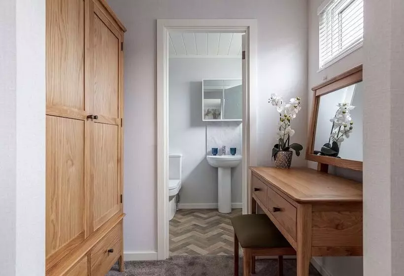 Hotelli Roydon Marina Village