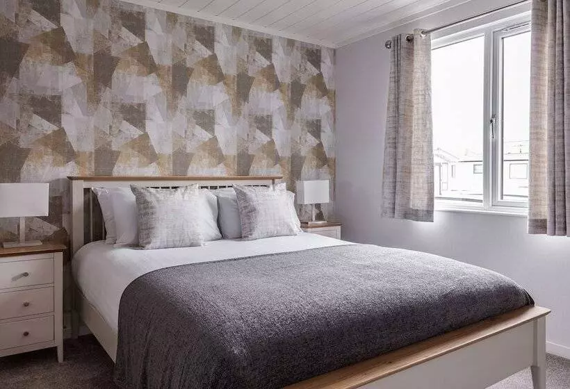 Hotelli Roydon Marina Village