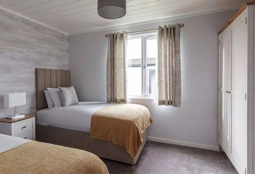 Hotelli Roydon Marina Village