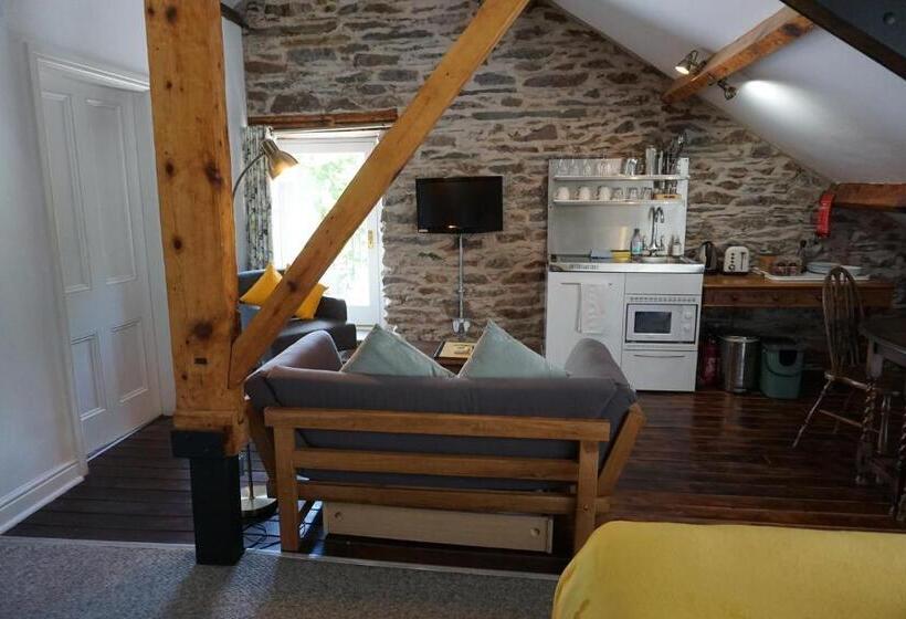 Pensió Lake View Country House