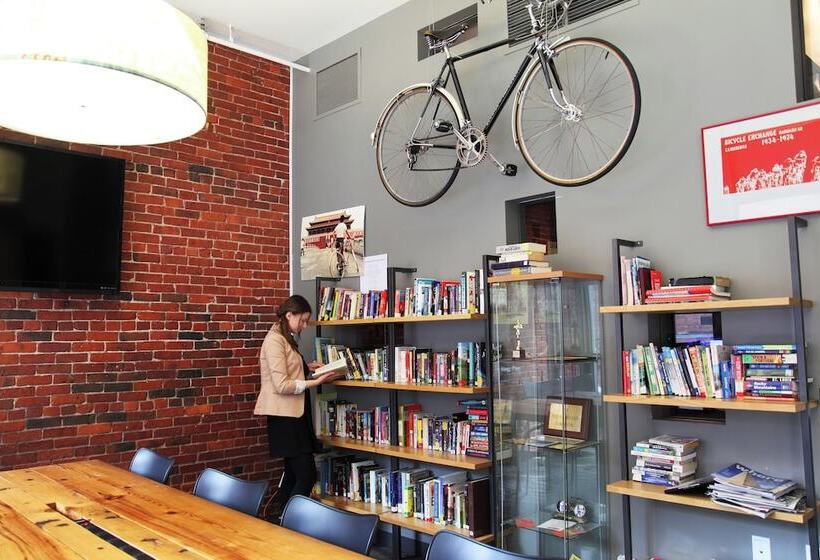 Hi Boston Hostel