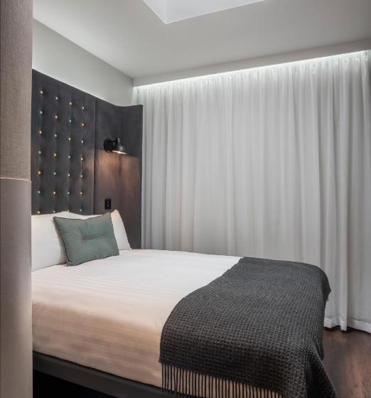 هتل Point A Kensington Olympia