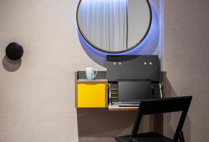 هتل Point A Kensington Olympia