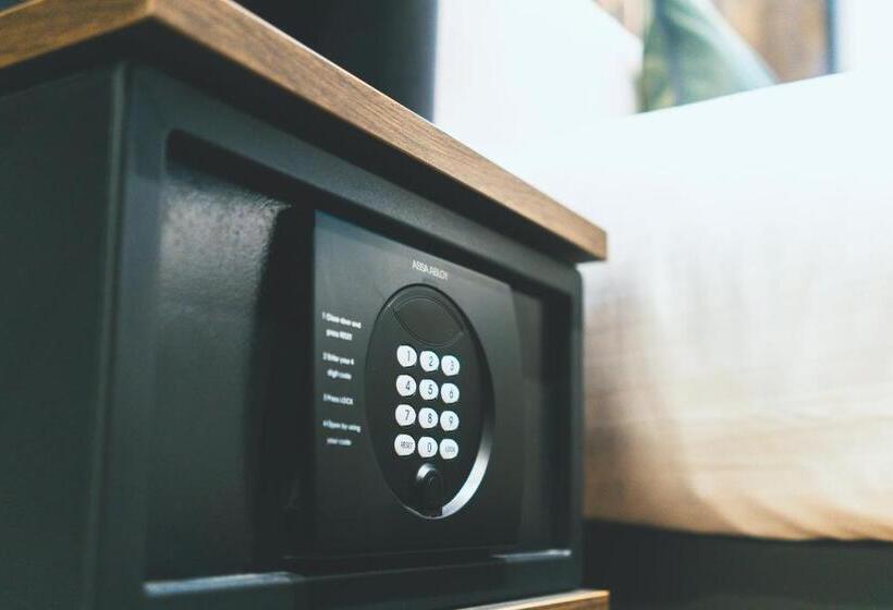 هتل Point A Kensington Olympia