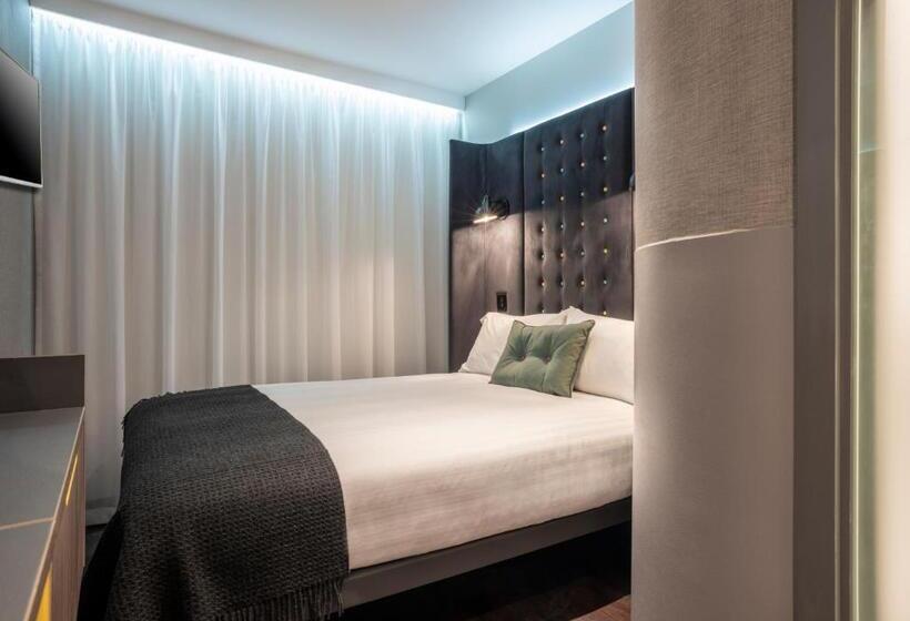 هتل Point A Kensington Olympia