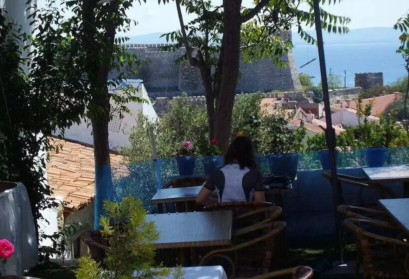 تختخواب و صبحانه Adali Guest House