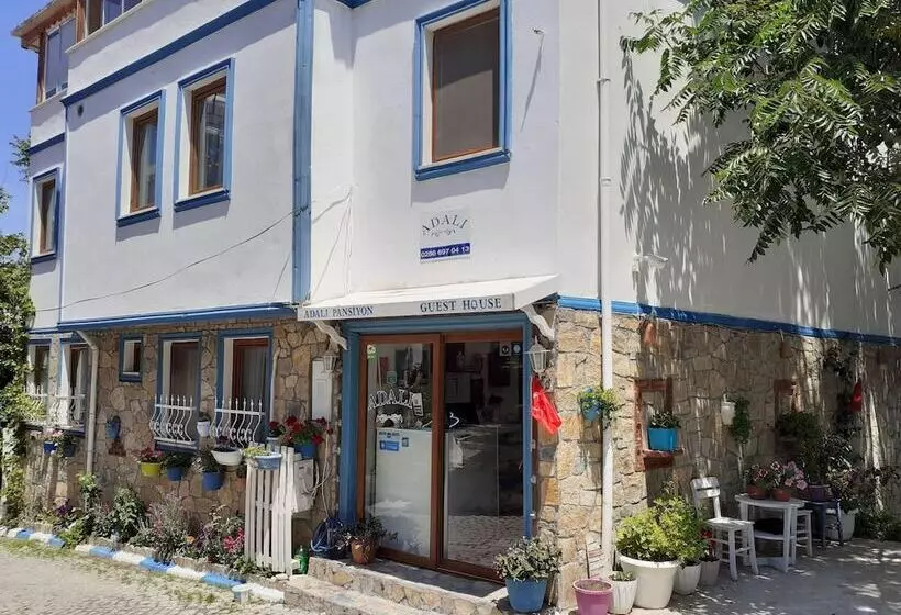 تختخواب و صبحانه Adali Guest House