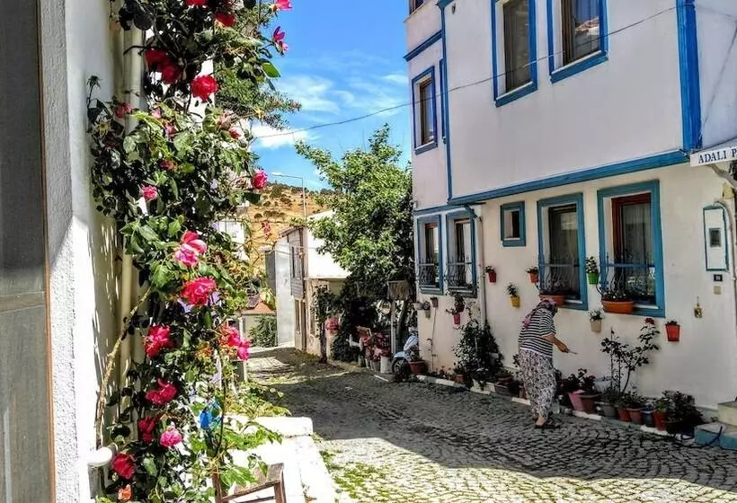 تختخواب و صبحانه Adali Guest House