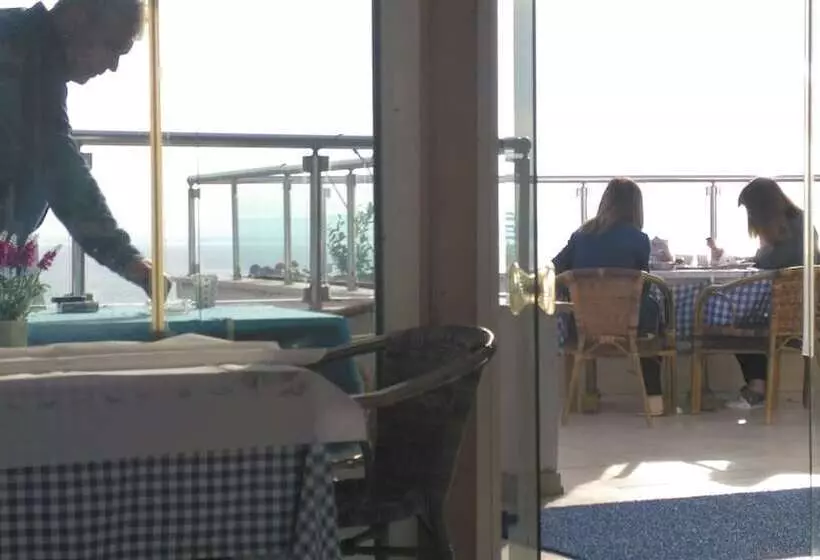 تختخواب و صبحانه Adali Guest House