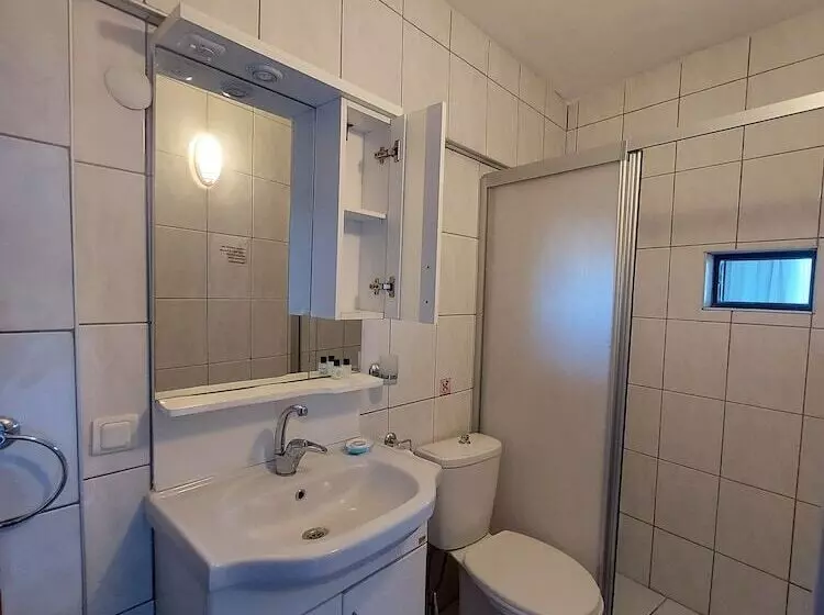 تختخواب و صبحانه Adali Guest House