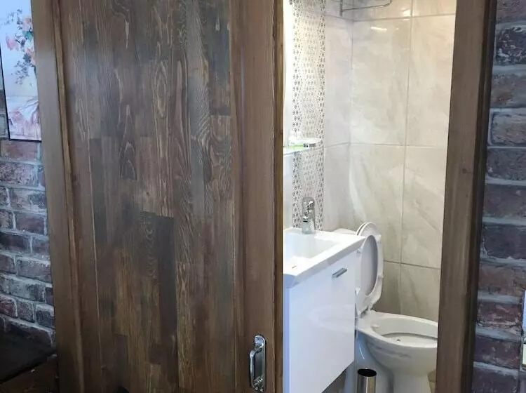 تختخواب و صبحانه Adali Guest House