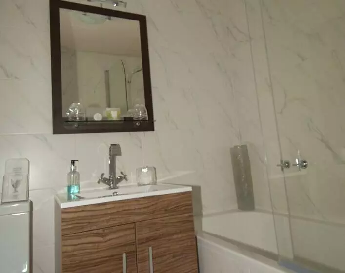 Aamiaismajoitus (B&B) Cleavers Lyng 16th Century Country House