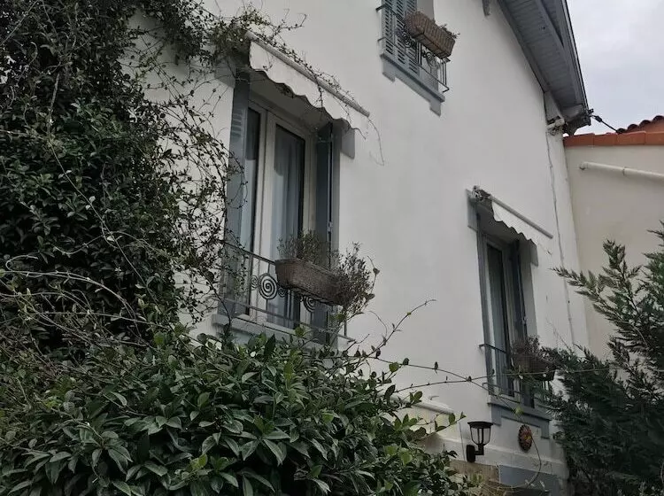 تختخواب و صبحانه La Maison Des Capucines