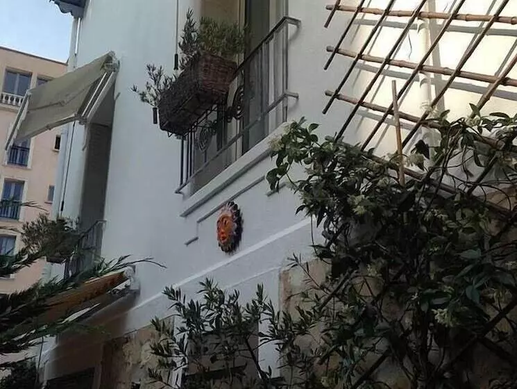 تختخواب و صبحانه La Maison Des Capucines