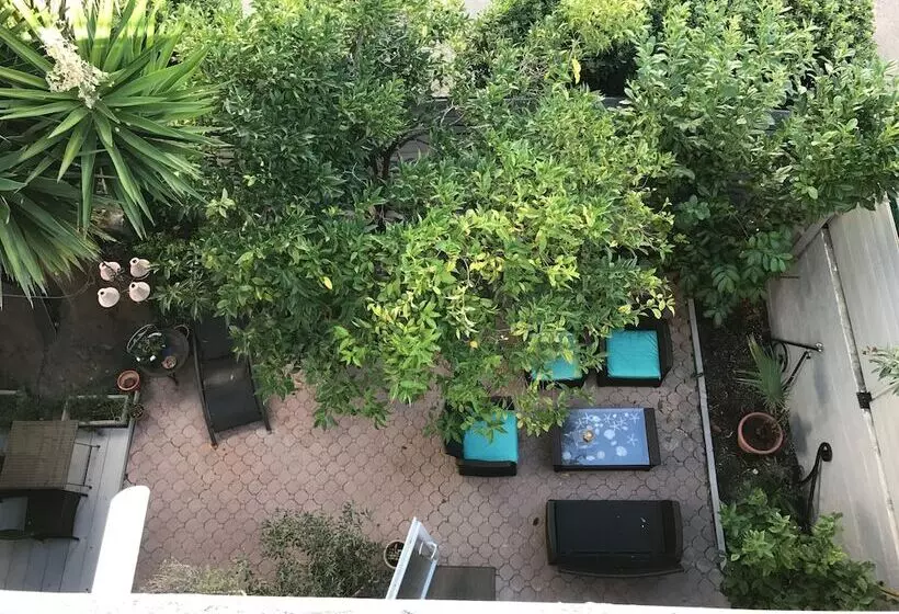 تختخواب و صبحانه La Maison Des Capucines