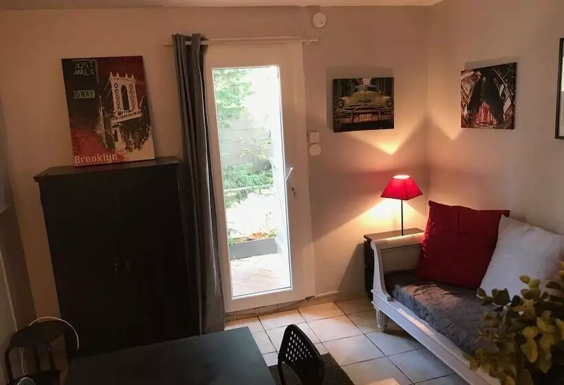تختخواب و صبحانه La Maison Des Capucines