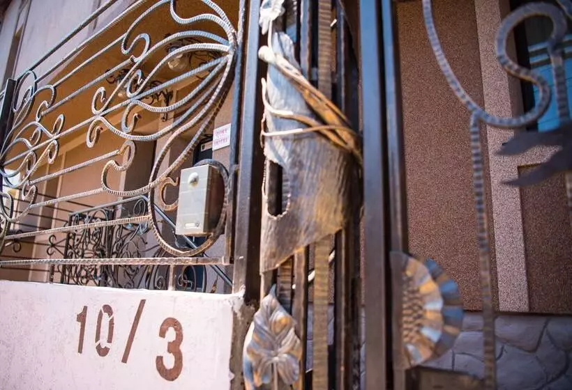 تختخواب و صبحانه Zory The Guesthouse