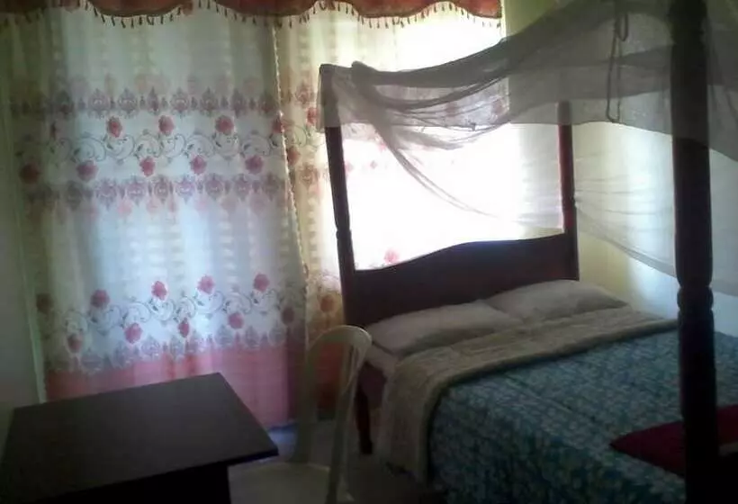 Georgies Harvest Motel