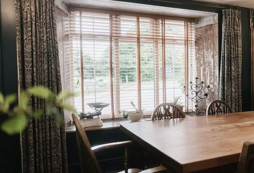 簡易ホテル Bridge House