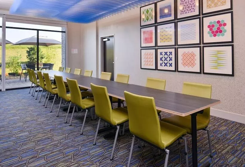 Hotelli Holiday Inn Express & Suites   Olathe West, An Ihg