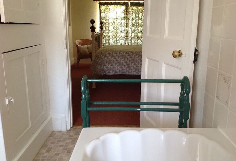 Trehane Farmhouse Bed And Breakfast, Working Farm