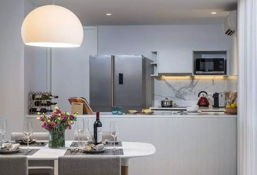 Residence Lanson Place Winsland, Singapore