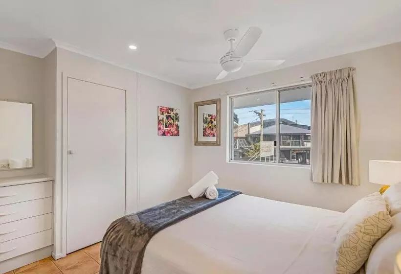 10t Beachfront Apartments