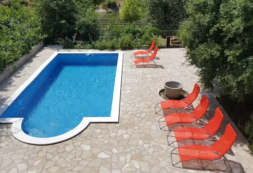 تختخواب و صبحانه Villa Velagić
