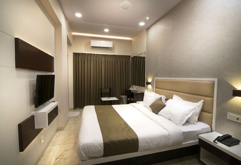 هتل Royal Treat Surat