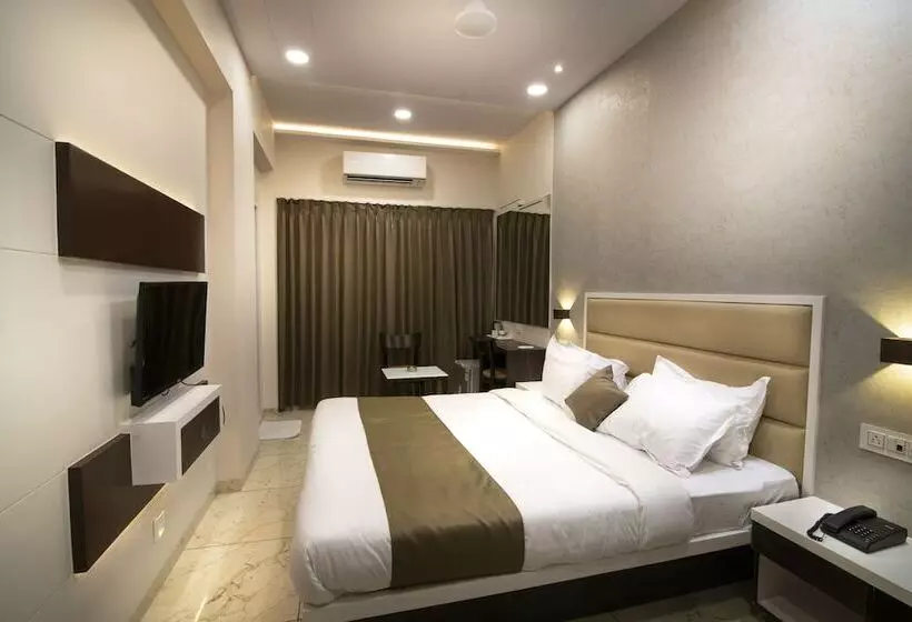 هتل Royal Treat Surat