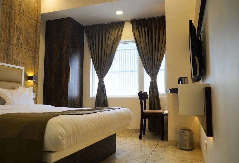 هتل Royal Treat Surat