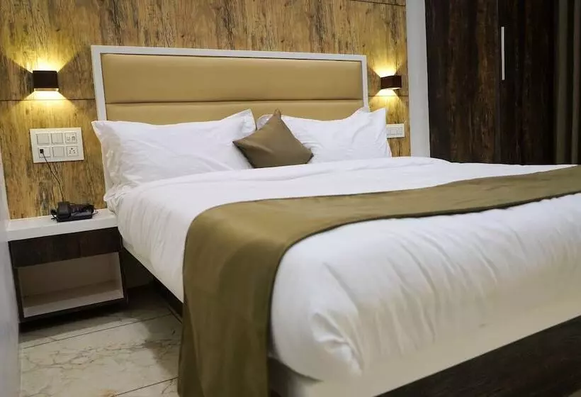 هتل Royal Treat Surat