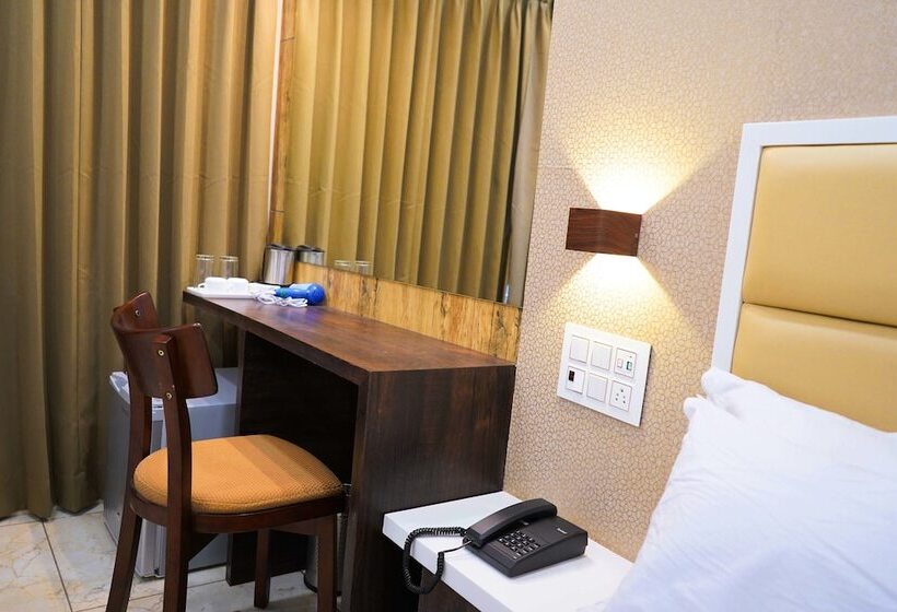 هتل Royal Treat Surat