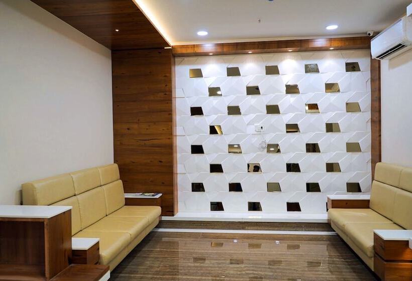 هتل Royal Treat Surat