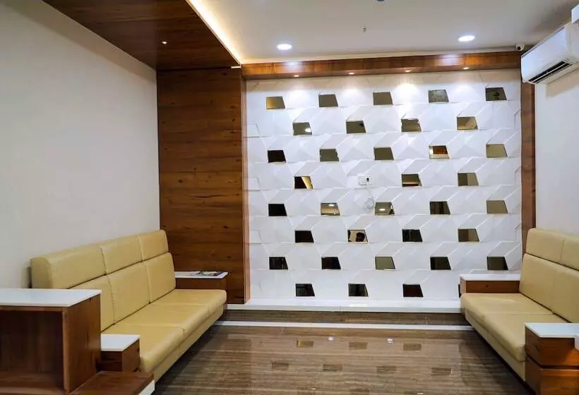 هتل Royal Treat Surat