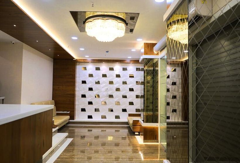 هتل Royal Treat Surat