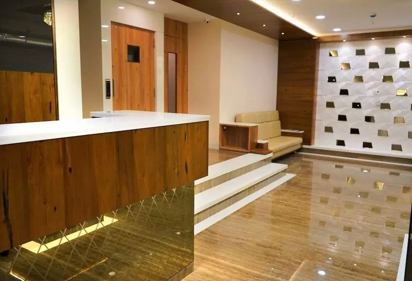 هتل Royal Treat Surat