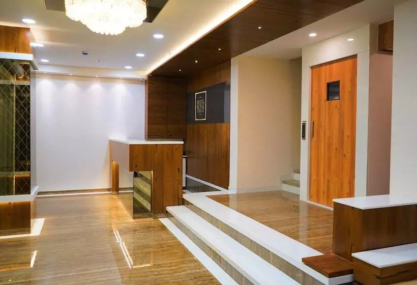 هتل Royal Treat Surat