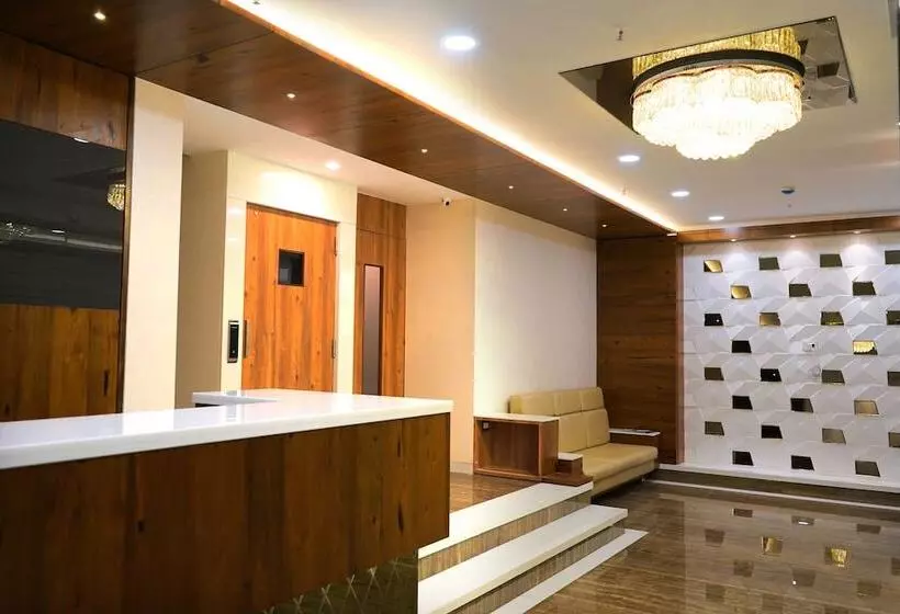 هتل Royal Treat Surat