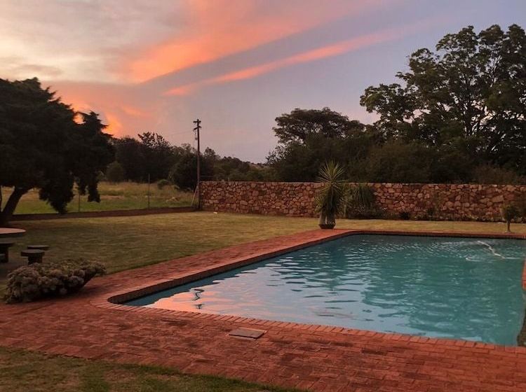 בית מלון כפרי At The Rocks Country Estate