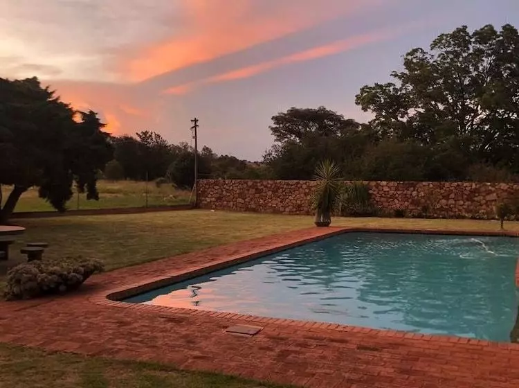 هتل At The Rocks Country Estate