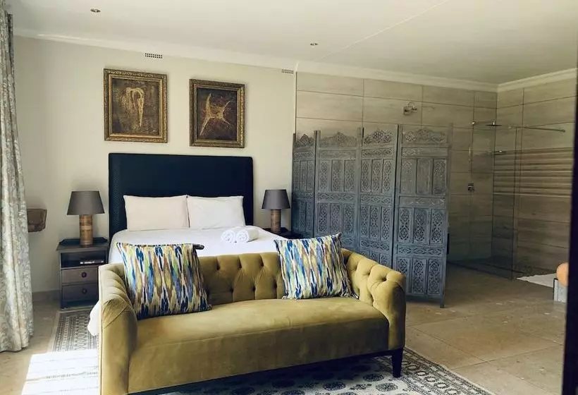 هتل At The Rocks Country Estate