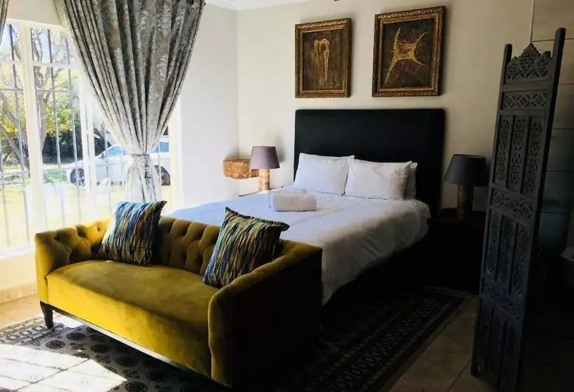 هتل At The Rocks Country Estate