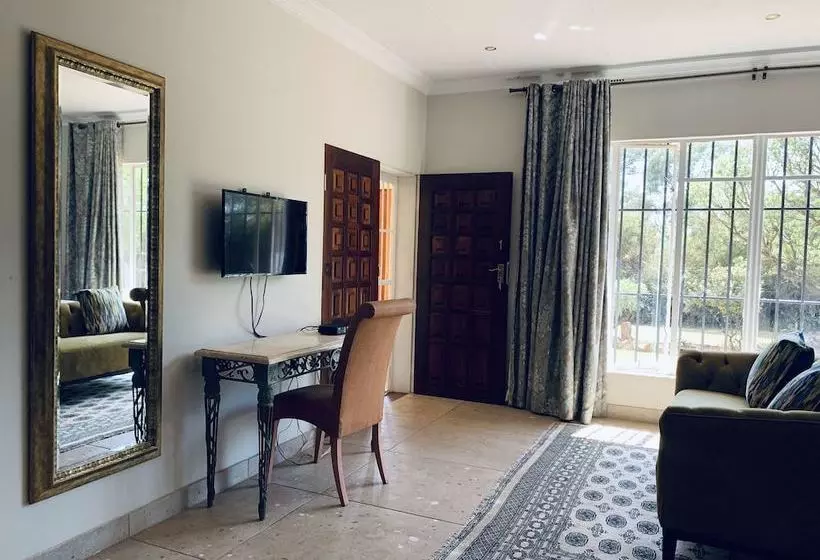 هتل At The Rocks Country Estate