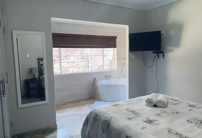 هتل At The Rocks Country Estate