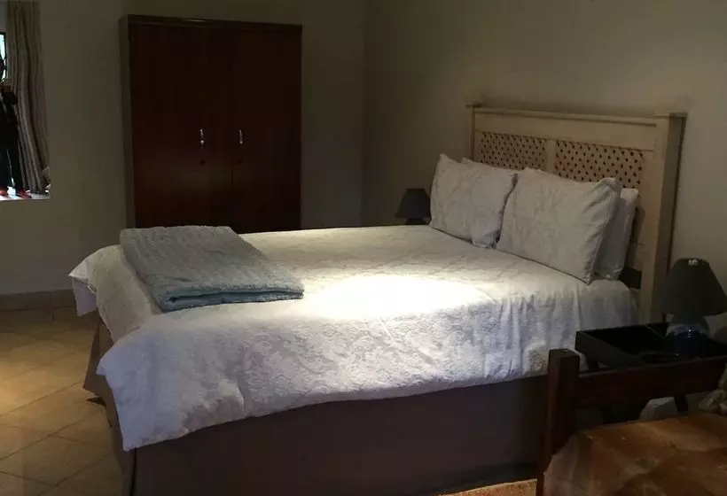 هتل At The Rocks Country Estate