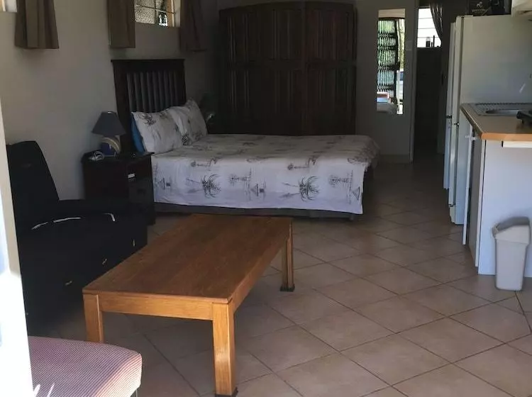 هتل At The Rocks Country Estate