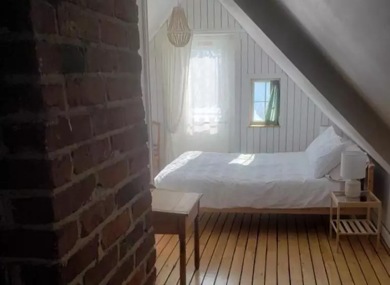 ベッドアンドブレックファースト Auberge La Marmite