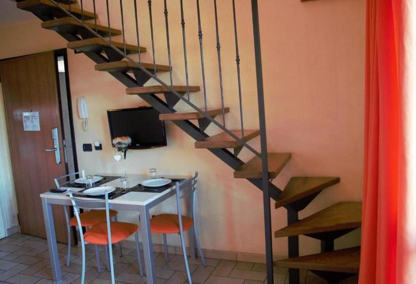 住所  Borgo Castel Savelli