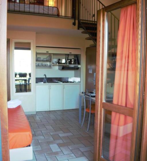 住所  Borgo Castel Savelli